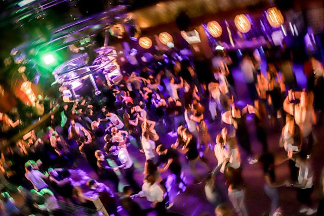 Pista de baile llena con luces de discoteca durante un social