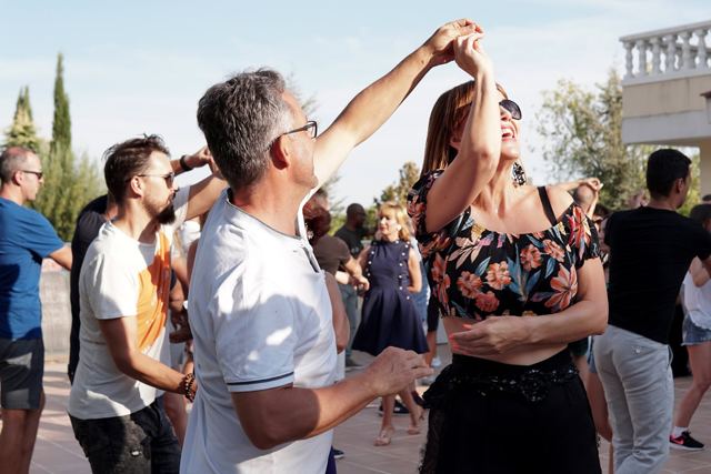 Pareja bailando bachata en un evento de Hakuna Bachata