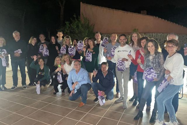 Grupo de alumnos de Hakuna Bachata con camisetas del club