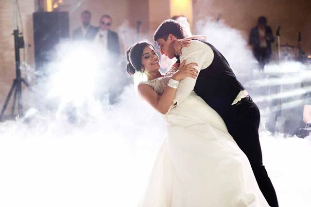 Novios bailando su primer baile de boda