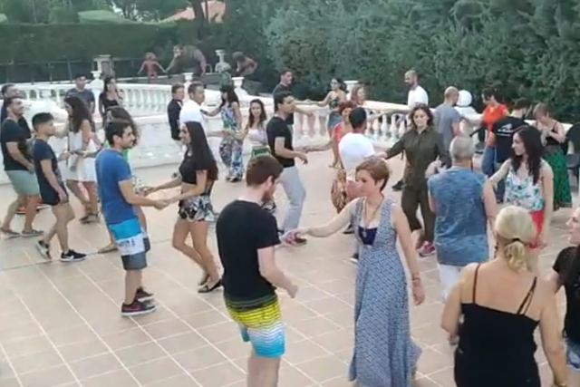 Clase de salsa y bachata al aire libre en una terraza
