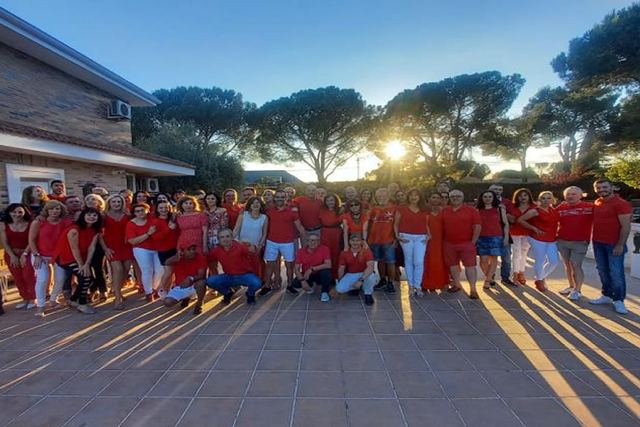 Socios del club Hakuna Bachata en una fiesta al atardecer